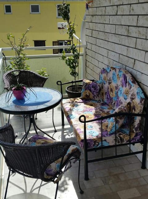 Dvosoban apart Jadra sa 2 kupaonice i 2 klime Omiš Apartment in Omiš bus station