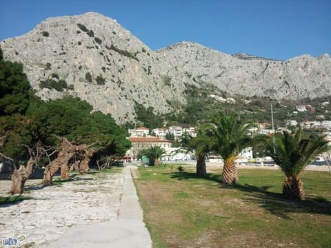 Dvosoban apart Jadra sa 2 kupaonice i 2 klime Omiš Apartment in Omiš bus station