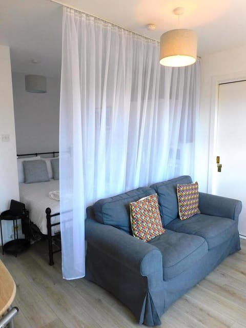 Modern bright studio apartment in south Glasgow Apartment in Glasgow