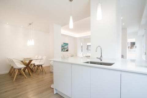 Spacious 4BR Apartment, Walk to Beach Apartment in Alicante