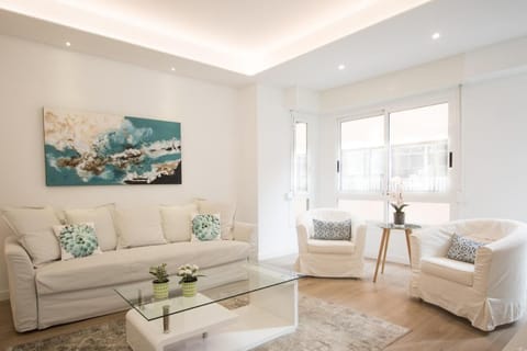 Spacious 4BR Apartment, Walk to Beach Apartment in Alicante