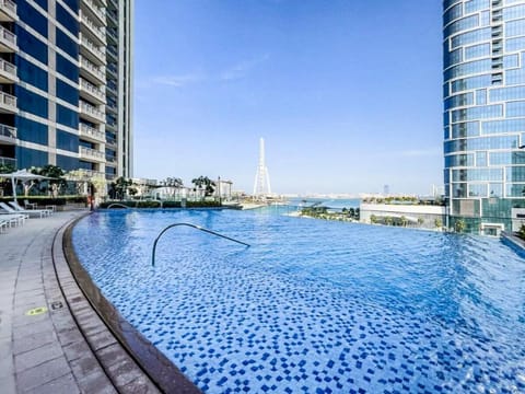 Gorgeous 1 BR with Private Terrace | Marina View Apartment in Dubai