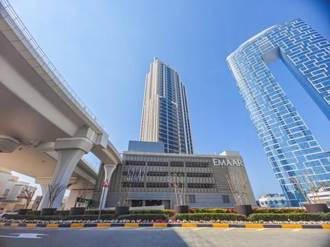 Gorgeous 1 BR with Private Terrace | Marina View Apartment in Dubai