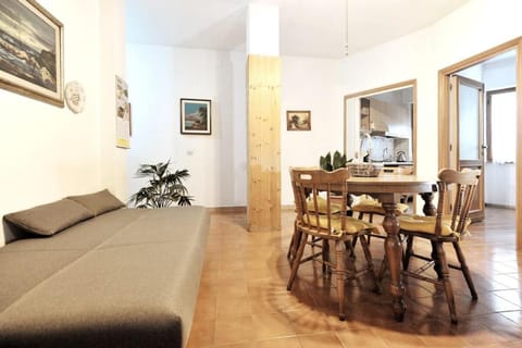 Angela's Home 500 mt dal mare Vacation rental in Fertilia