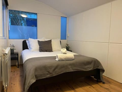 New TU Delft City Garden View Prins Room delta Apartment in Delft