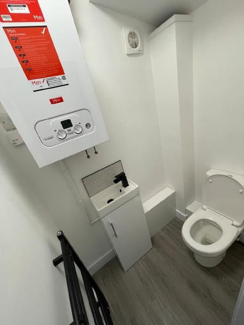 Brand New High Spec House with parking Wi-Fi (A) Vacation rental in Newcastle-under-Lyme