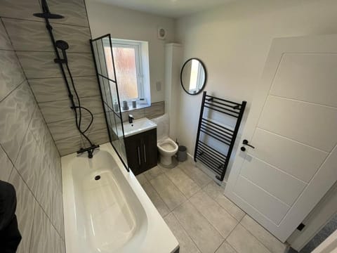 Brand New High Spec House with parking Wi-Fi (A) Vacation rental in Newcastle-under-Lyme