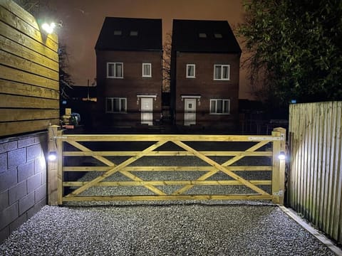 Brand New High Spec House with parking Wi-Fi (B) Vacation rental in Newcastle-under-Lyme