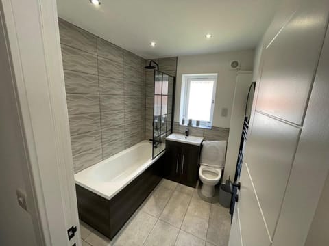 Brand New High Spec House with parking Wi-Fi (B) Vacation rental in Newcastle-under-Lyme