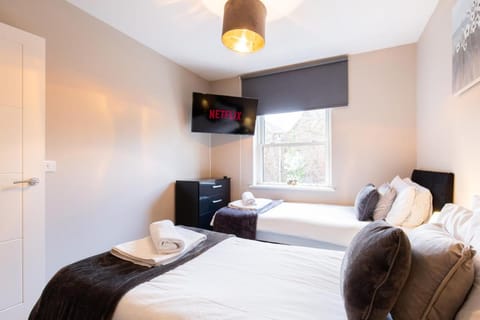 Velvet 2-bedroom apartment, Conduit Lane, Hoddesdon Apartment in East Hertfordshire District