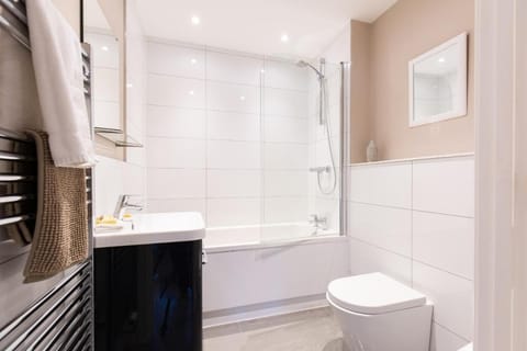 Velvet 2-bedroom apartment, Conduit Lane, Hoddesdon Apartment in East Hertfordshire District
