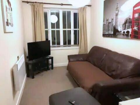 Fully Furnished 3BR Flat with Free Parking Apartment in Newcastle-under-Lyme