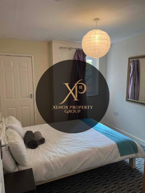 Fully Furnished 3BR Flat with Free Parking Apartment in Newcastle-under-Lyme