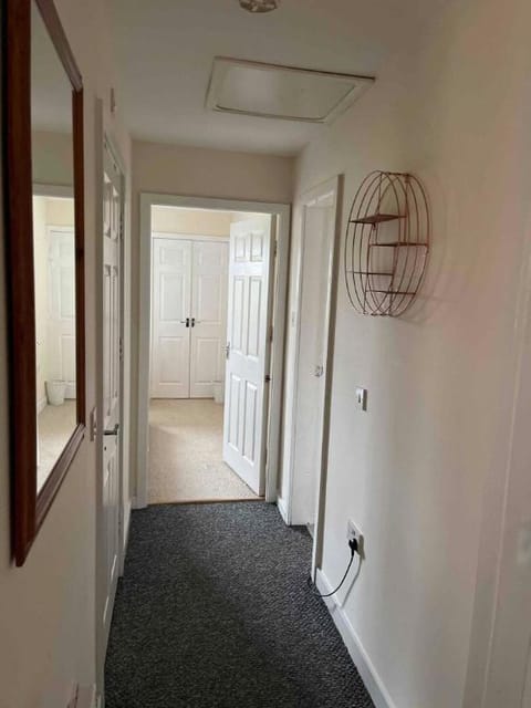 Fully Furnished 3BR Flat with Free Parking Apartment in Newcastle-under-Lyme