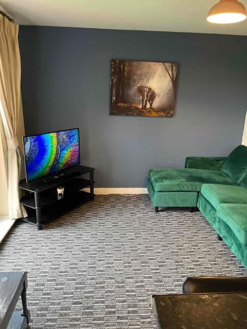 Central 3 BR Flat with a View-Free Parking Apartment in Newcastle-under-Lyme