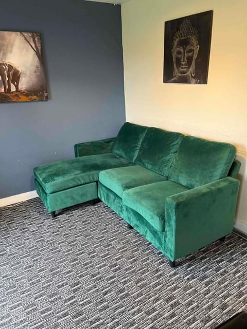 Central 3 BR Flat with a View-Free Parking Apartment in Newcastle-under-Lyme