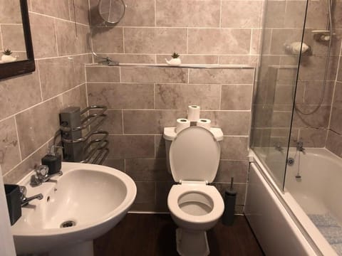 Central 3 BR Flat with a View-Free Parking Apartment in Newcastle-under-Lyme