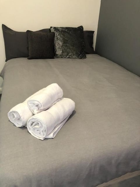 One Bed Flat in Central Stoke Near Train Station Apartment in Stoke-on-Trent