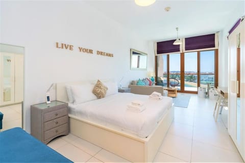 Luxurious  Studio with breath-taking Palm Views Apartment in Dubai