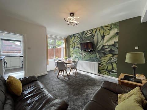 Modernised central Wigan townhouse sleeps up to 6 Apartment in Wigan