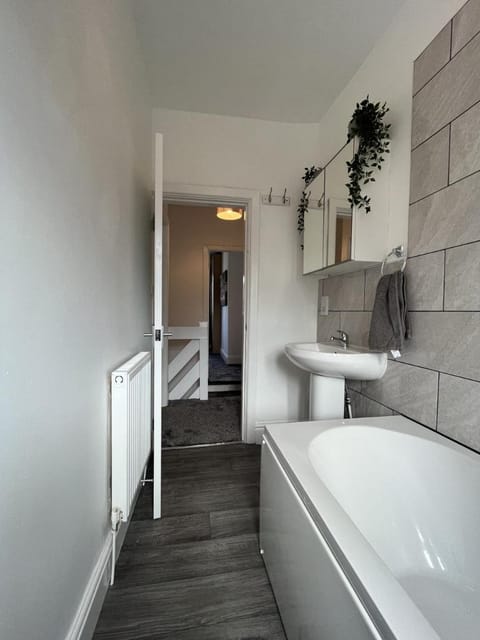 Modernised central Wigan townhouse sleeps up to 6 Apartment in Wigan