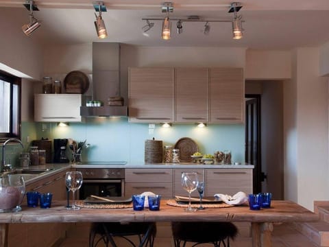 Luxury Seaview Apartment, 60sec Walk To Beach Apartment in Almyrida