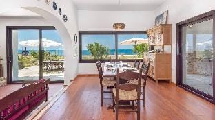 Platanias Beachfront Villa Elsa-90m To Main Square Villa in Platanias