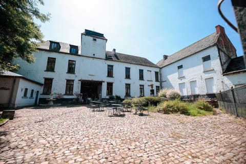 Le domaine du château blanc à 10 minutes de Pairi Daiza Bed and Breakfast in Hauts-de-France