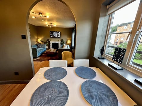 No50 - 2-bed Boutique Apartment - Hosted by Hutch Lifestyle Apartment in Royal Leamington Spa