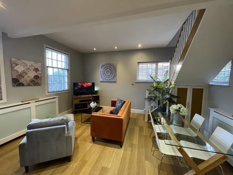 Luxury 3-bed Victorian Townhouse Hosted by Hutch Lifestyle Vacation rental in Royal Leamington Spa