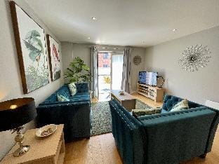 Stunning 2-bed Town Centre Apartment - Hosted by Hutch Lifestyle Apartment in Royal Leamington Spa