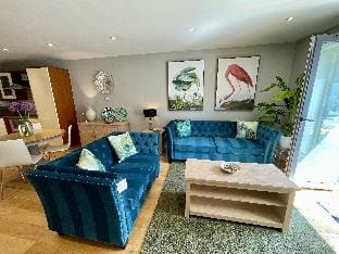 Stunning 2-bed Town Centre Apartment - Hosted by Hutch Lifestyle Apartment in Royal Leamington Spa