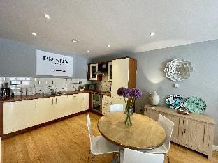 Stunning 2-bed Town Centre Apartment - Hosted by Hutch Lifestyle Apartment in Royal Leamington Spa