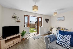 The Hygge - Modern Cottage, Central Location Campground/ 
RV Resort in Saundersfoot