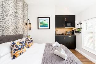 Shirt Factory Apartments - Studio with kitchenette Apartment in Warrington
