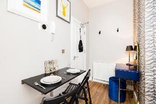 Shirt Factory Apartments - Studio with kitchenette Apartment in Warrington