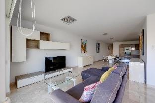 St Georges Bay Oasis, Steps from the Beach Apartment in Saint Julians