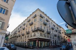 Red Studio near Porta Nuova by Wonderful Italy Apartment in Turin