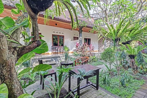 OYO 92752 882 Guest House Hotel in North Kuta