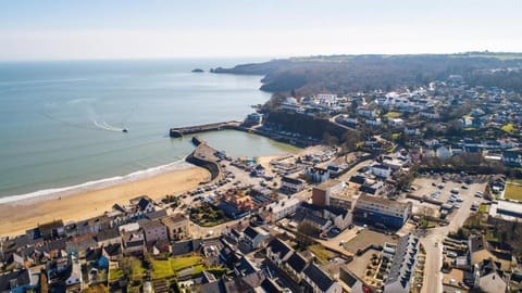 Ocean Cabins No 13 @ The Square - Saundersfoot Apartment in Saundersfoot