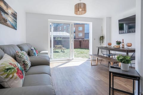 Swn Y Mor - 4 Bedroom Holiday Home - Llanelli Country House in Wales