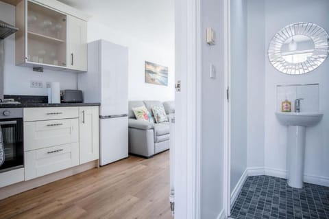 Swn Y Mor - 4 Bedroom Holiday Home - Llanelli Country House in Wales