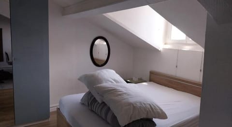 Cozy attic Clichy Levallois Apartment in Levallois-Perret
