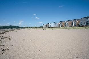 Beach View - 2 Bedroom Apartment - Llanelli Apartment in Wales