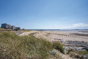 Beach View - 2 Bedroom Apartment - Llanelli Apartment in Wales