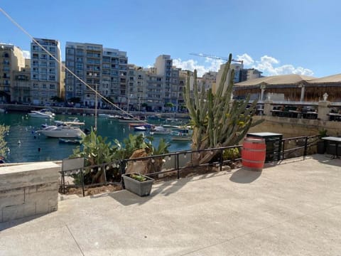 86 Spinola Bay Apartment in Saint Julians
