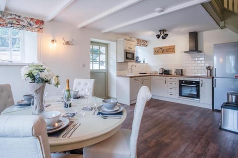 The Stables - 2 Bedroom Cottage - Princes Gate Apartment in Amroth