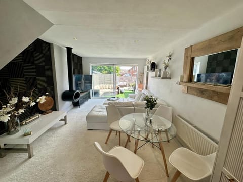 Fantastic 2-Bed House with Parking - Hosted by Hutch Lifestyle Vacation rental in Royal Leamington Spa