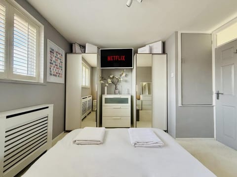 Fantastic 2-Bed House with Parking - Hosted by Hutch Lifestyle Vacation rental in Royal Leamington Spa