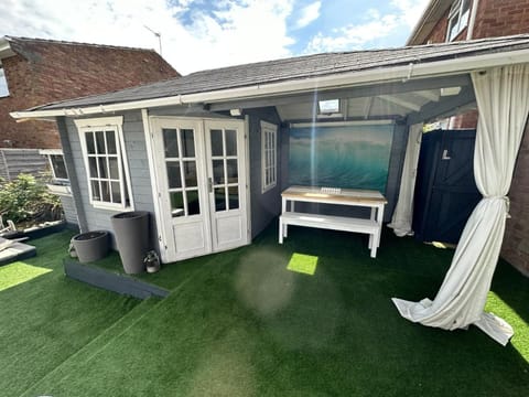 Fantastic 2-Bed House with Parking - Hosted by Hutch Lifestyle Vacation rental in Royal Leamington Spa